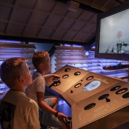 Zit zelf aan de knoppen in het Marinemuseum